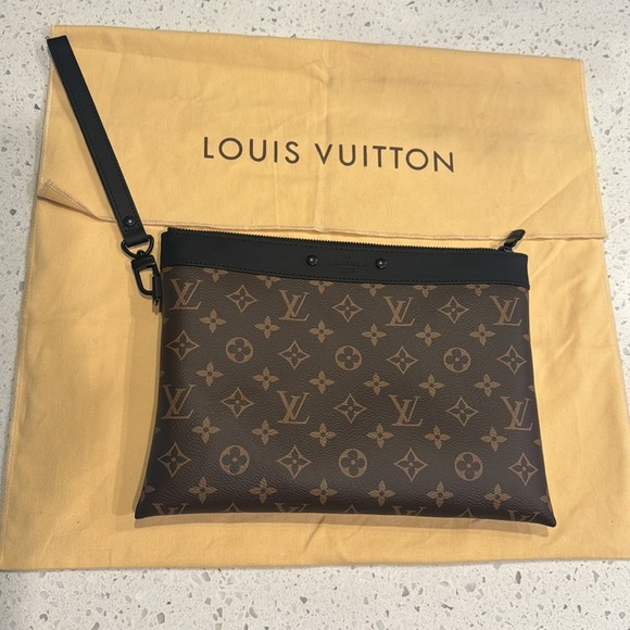 Louis Vuitton Pochette To Go Monogram Canvas - Picture 2 of 8